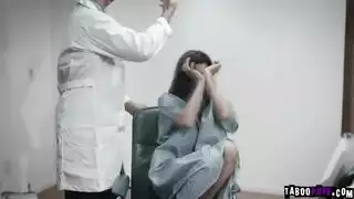 خلعت ملابسها ووسعت وقفتها، مهبلها الوردي جاهز لأفلام إكس إكس إكس