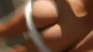 فيلم إباحي في موقف الحافلات: الفتاة المثيرة تركب قضيب عشيقها