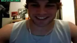 تبتسم وهي تمص قضيبًا