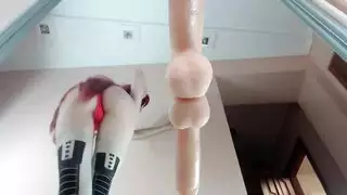 عاليا حديد تظهر فرجها المفتوح لرجل أبيض مثير