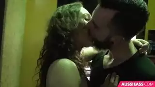 يغري امه ل صاحبو