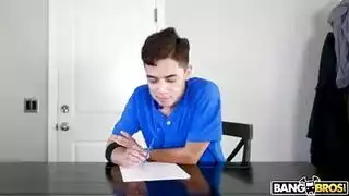تساعد اخوها الواجبات المدرسية