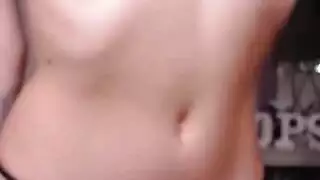 حلوة إيمو ثملة وتتوسل لقضيب قاسٍ