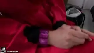 الزوجة الشهوانية بياتا تنتشر على مصراعيها لجماع صارخ بينما زوجها غائب