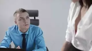 فتاة ذات نظارات ضخمة تخلع فستان اللاتكس للقضيب وهي ترتدي جوارب صيفية