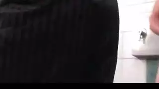 مثليون جنسيون مثارون يرتدون نظارات يمارسون الجنس بقوة على أريكة غرفة المعيشة