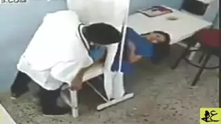 طبيب إباحي يمارس الجنس بقوة مع مريضته في العيادة فيلم إباحي xxx