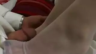 عروس معصوبة العينين في علاقة ثلاثية صريحة مع والدتها وصديقتها