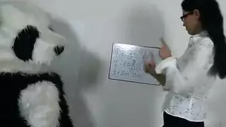 الآسيوية الحلوة تُحشى بقضيبين أسودين كبيرين