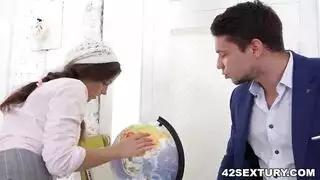 لص يمارس الجنس مع مراهقة راغبة في غرفة نومها