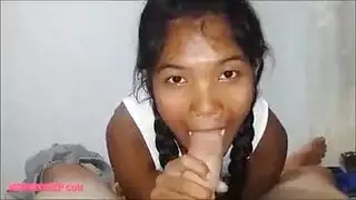 مصات القضيب الصغيرات ينكبن في مؤخراتهن الضيقة