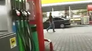 مراهقون يداعبون فرجاً ضيقاً في كابينة الحمام