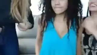 تختنق على قضيب سميك قبل جلسة ركوب جامحة عكسية