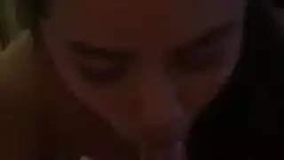 آسيوية حارّة تستمتع بجلسة لعب مهبل قاسية