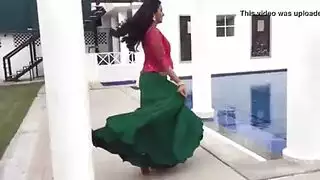 فتاة سمراء مثيرة تتعرض لنكاح شرجي عنيف