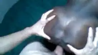 امرأة ناضجة تعلم شاباً درساً جنسياً قاسياً