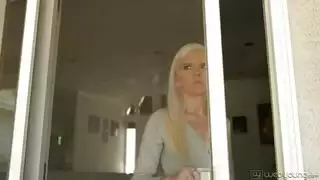 نبيلة عبيد تأخذ عضواً ذكرياً ضخماً