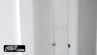 تتجسس عليه وهو بيتفر عل سكس