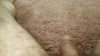 فرج صغير يضرب بقضيب كبير لرجل أكبر سناً
