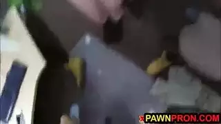 جماع جماعي صيفي عابر: قذف بالسائل على الرمال