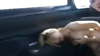 إنه غاضب، لذا يثنيها ويضرب مهبلها بقوة