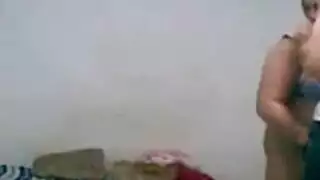 جسد الفتاة المصرية الفاجر يتوسل لعملية نيك جماعي قاسية