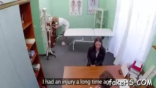 عاهرة مستشفى تطحن مهبلها الرطب على وجه رجل