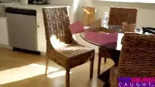 الأخت غير الشقيقة تُضلل وتعطي جنس فموي غير مخطط له وتشعر بمشاعر