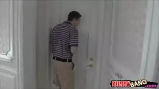 أخ يمدد كس أخته الضيق بعمود قضيبه