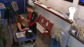 كاتب متجر ينيج عشيقته في جلسة إباحية مثيرة
