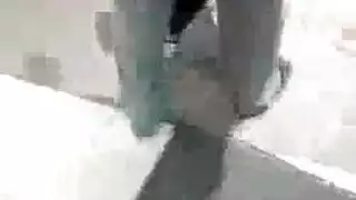 امرأة مدخنة تستعبد شاذ
