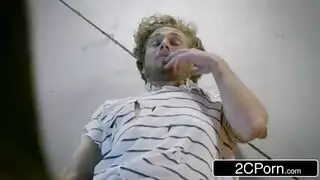 زوجة الأخ تُكشف كعاهرة، تتعرض لعقاب جنسي شرجي عنيف