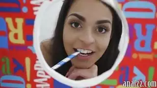 رجل خدود كبيرة جدًا يسود ويملأ المرأة السمراء