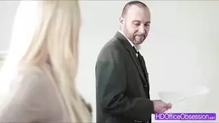 مدير يضرب سكرتيرته الشقراء في لقاء مكتبي شهواني