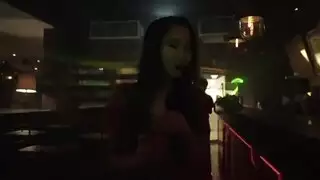 شاب نياك عمال يقطع كس فتاة النادي الليلي بعد أن نجح في اقناعها