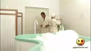 صاوخ اوكراني ملوش حل تتحمم مع صاحبها في البانيو وأقوى مص و نيك سكس أجنبي روعة
