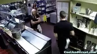 نيك عنيف في الحمام العام ضرب