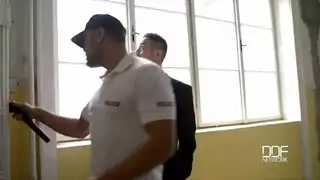 مضيفة جوية في عصابة جنسية: كس محلوق وطيز مملوءة بالسائل المنوي