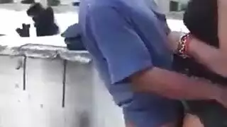 رجل عجوز يضاجع فتاة صغيرة وقوفاً في مكان منعزل بسرعة