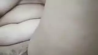 مغربية ممتلئة تسجل خيالها في تدليل كسها