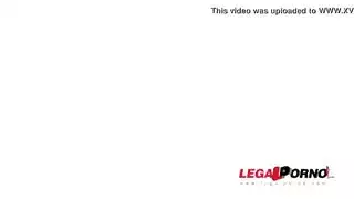 سكس جماعي عنيف: إختراق مزدوج لعاهرة نحيلة