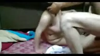 امرأة تنجب نشوتها بيدها