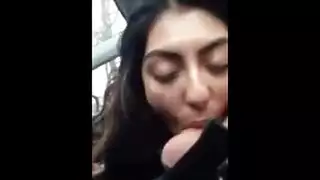 مص قضيب صعب في السيارة: فتاة سورية تبتلع قذف مني ساخن