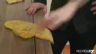 زوجة الأب صاحبة التاتوهات تنحني تاكل الزب من الخلف ويقذف على طيزها