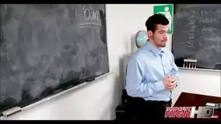 طالبة فضولية تكتشف أن انتفاخ معلمها هو قضيب إكس إكس إكس كبير