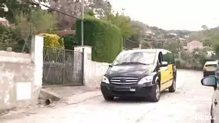 سمراء ممتلئة الجسم تركب قضيب سائق التاكسي السميك