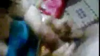 جمال شاحب بقميص نوم حريري ينتشر للجلسة جنسية نارية