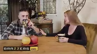 الأخ ذو القضيب الكبير يضرب كسها في الحمام