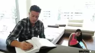يعلم شقيقته الأدب ويقطع كسها نيك شديد عل الأريكة ويقطع عليها رياضة اليوجا