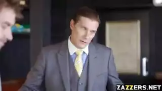 قضيب زميلها الثخين في حلقها في الحمام – المدير يدخل عليهم